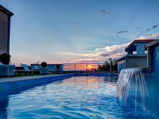 Poolen i solnedgången